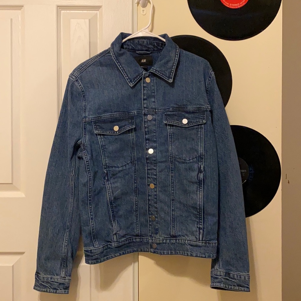 H&M jean jacket. Brand new never worn.